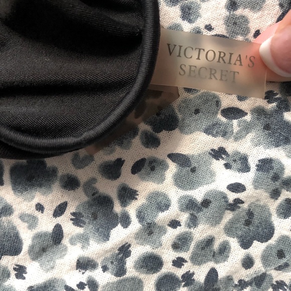 Victoria’s Secret bikini bottoms - Picture 2 of 5